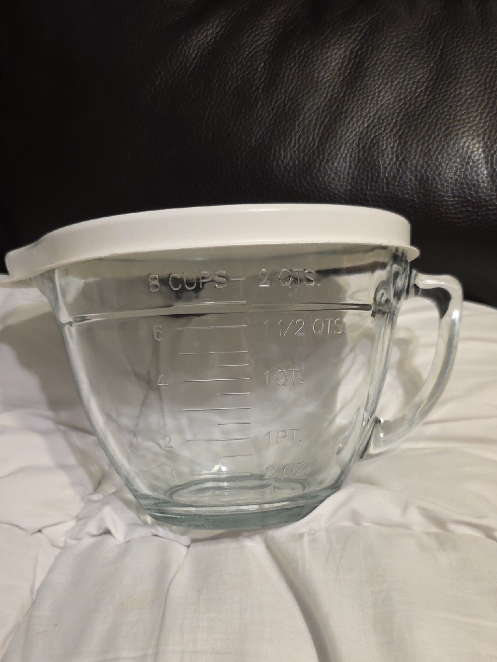 Pampered Chef 2 QTS Glass Measuring Bowl with White Lid